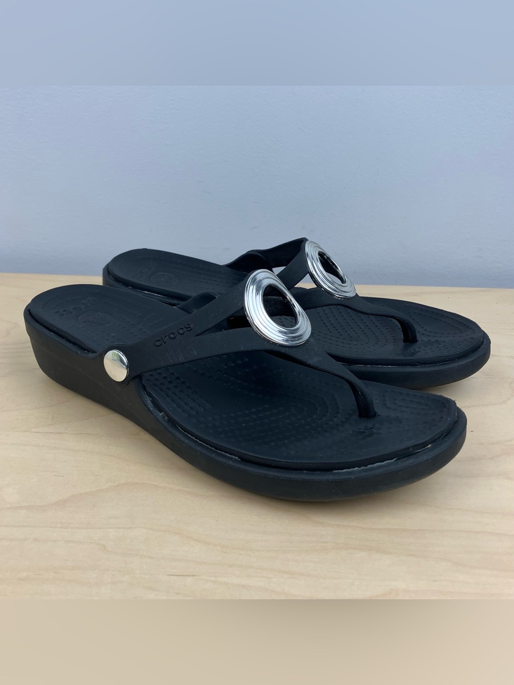 Crocs Women’s Size 7.0 Sanrah Black Metallic Circle Thong Wedge Sandals